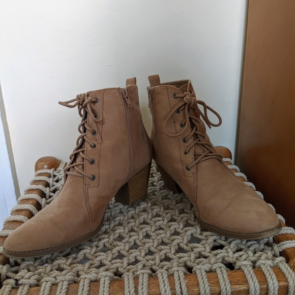 Tan lace up booties - Picture 2 of 6